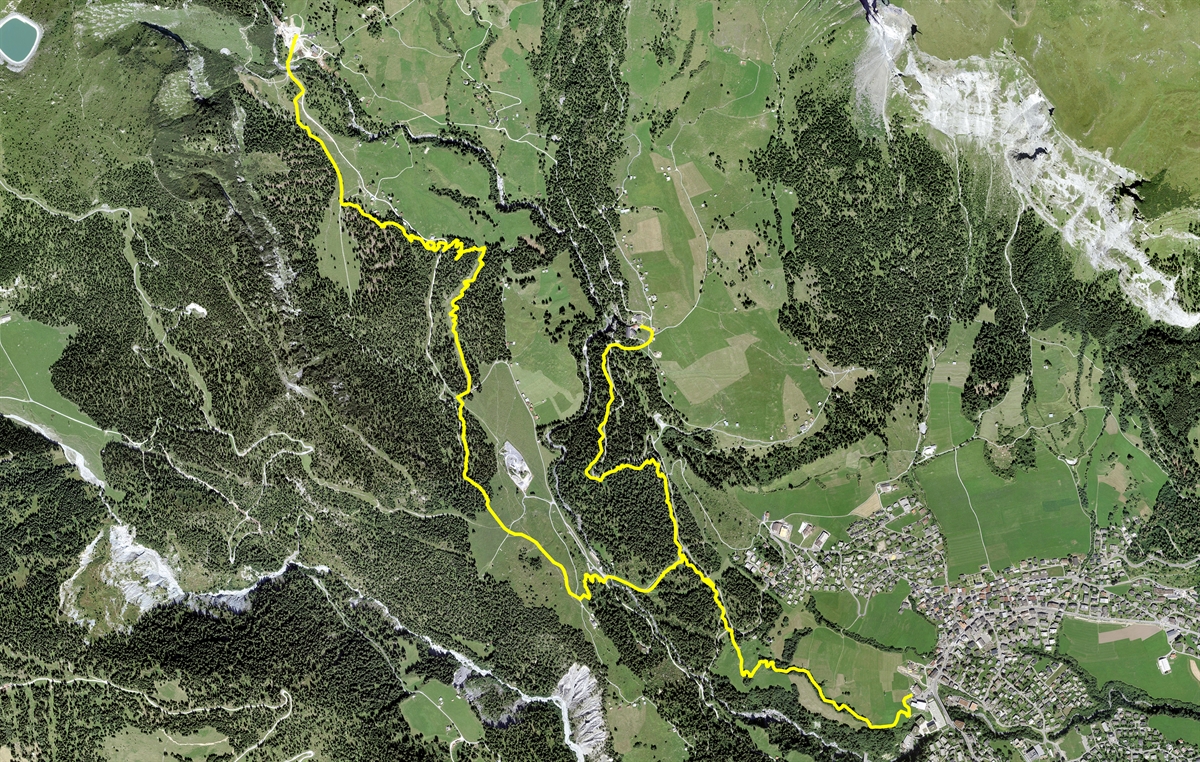 Luftaufnahme mit eingezeichneten Mountainbike-Strecken