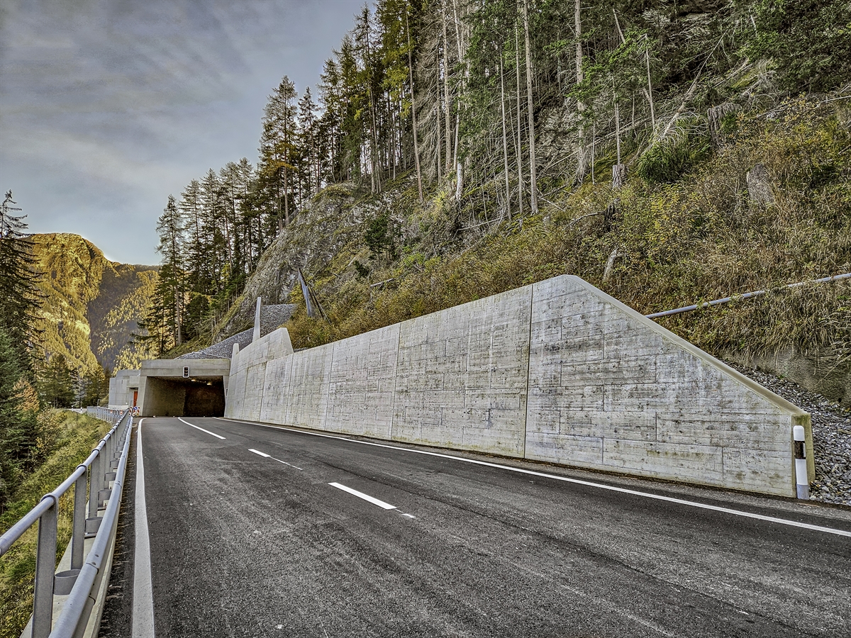 Das Westportal mit der neuen Stützmauer