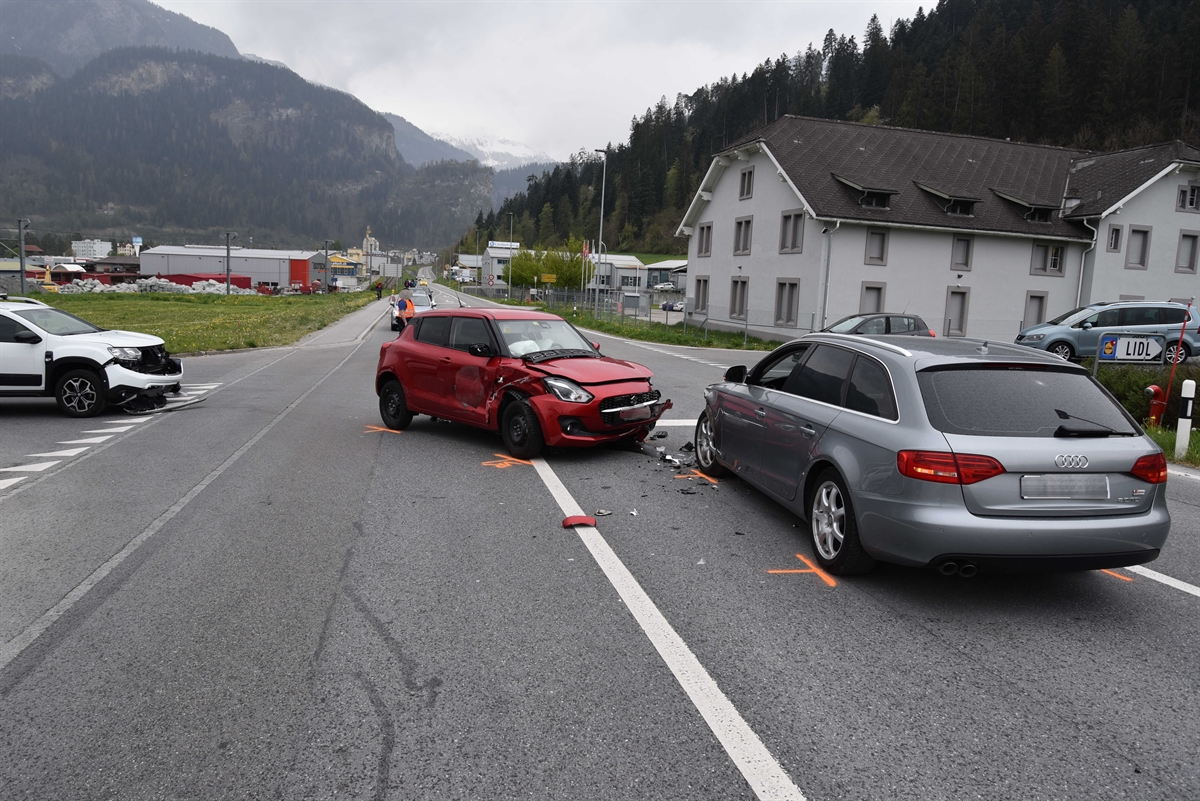 Die Unfallstelle mit drei beschädigten Autos in Richtung Thusis gesehen.