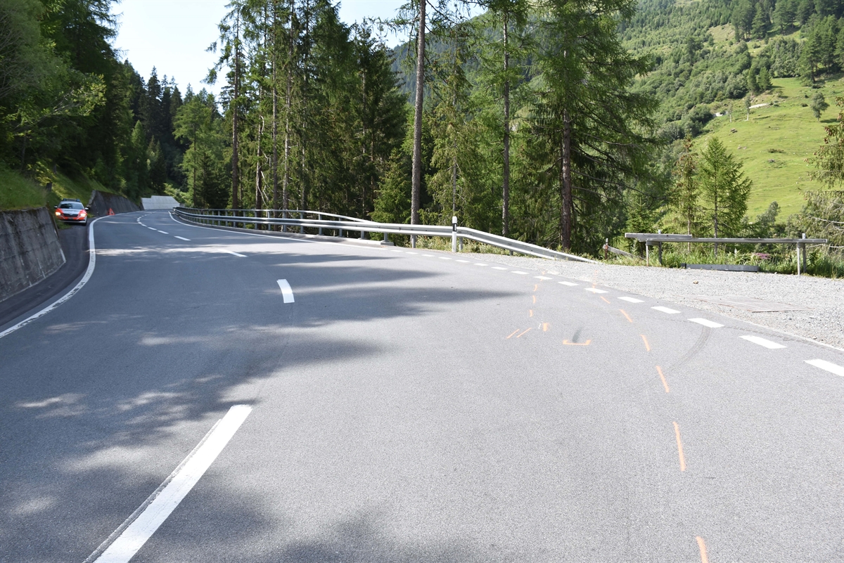 Auf der Strasse ist orange eingezeichnet, wo das Motorrad von der Strasse abkam