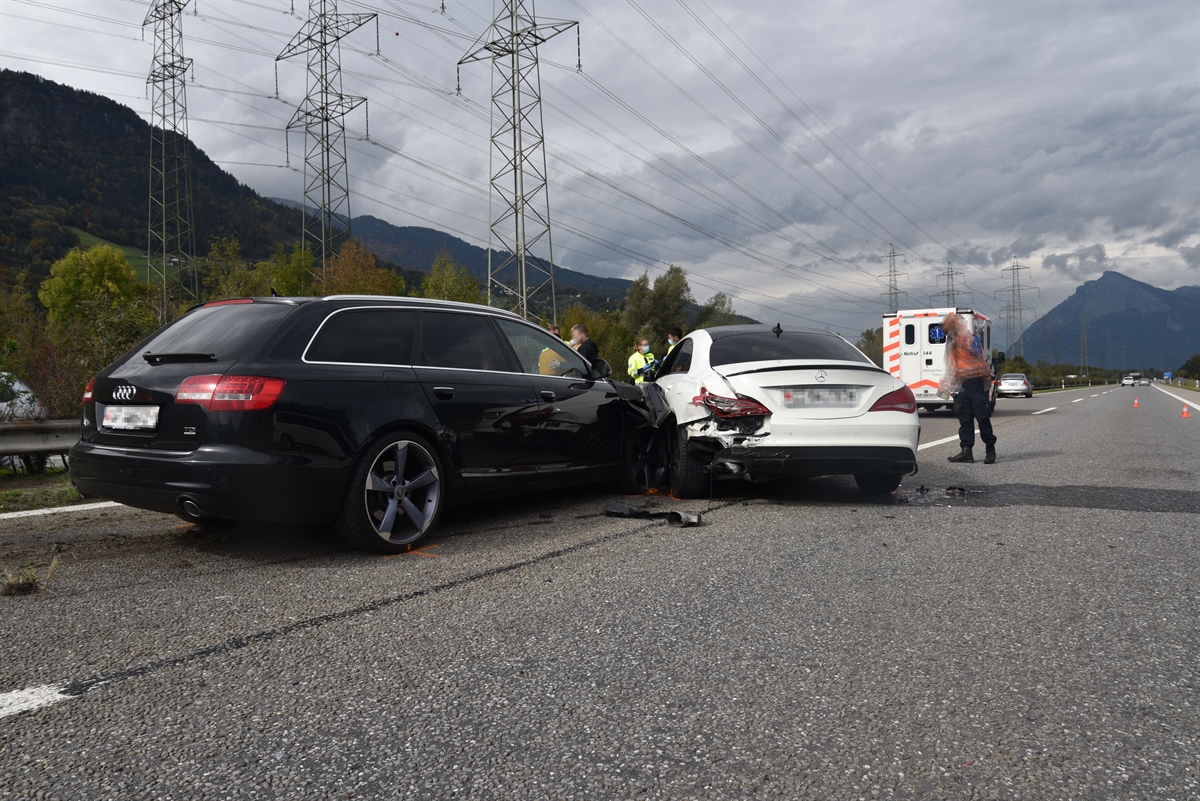 Zwei total beschädigte Autos und ein Ambulanzfahrzeug auf der Autobahn