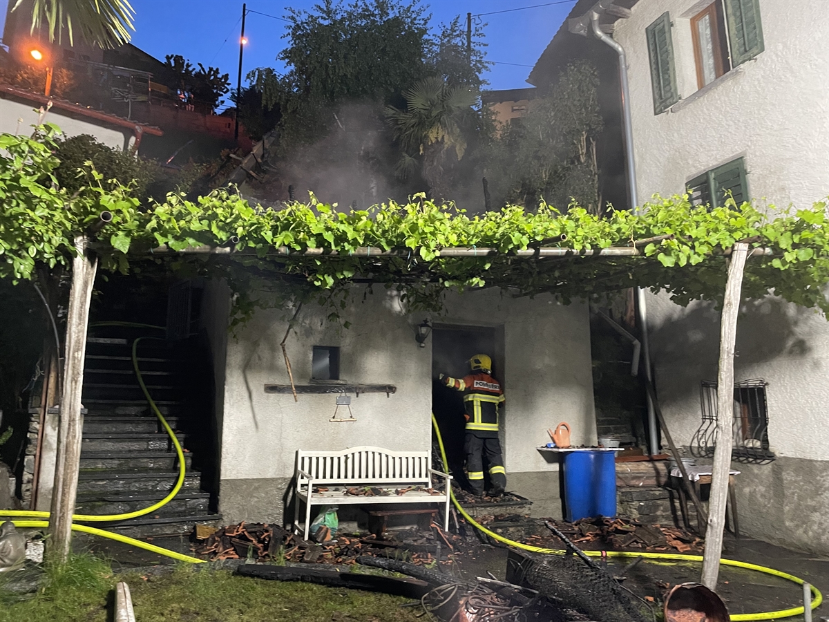 Durch Brand zerstörtest Gebäude mit Feuerwehrmann 