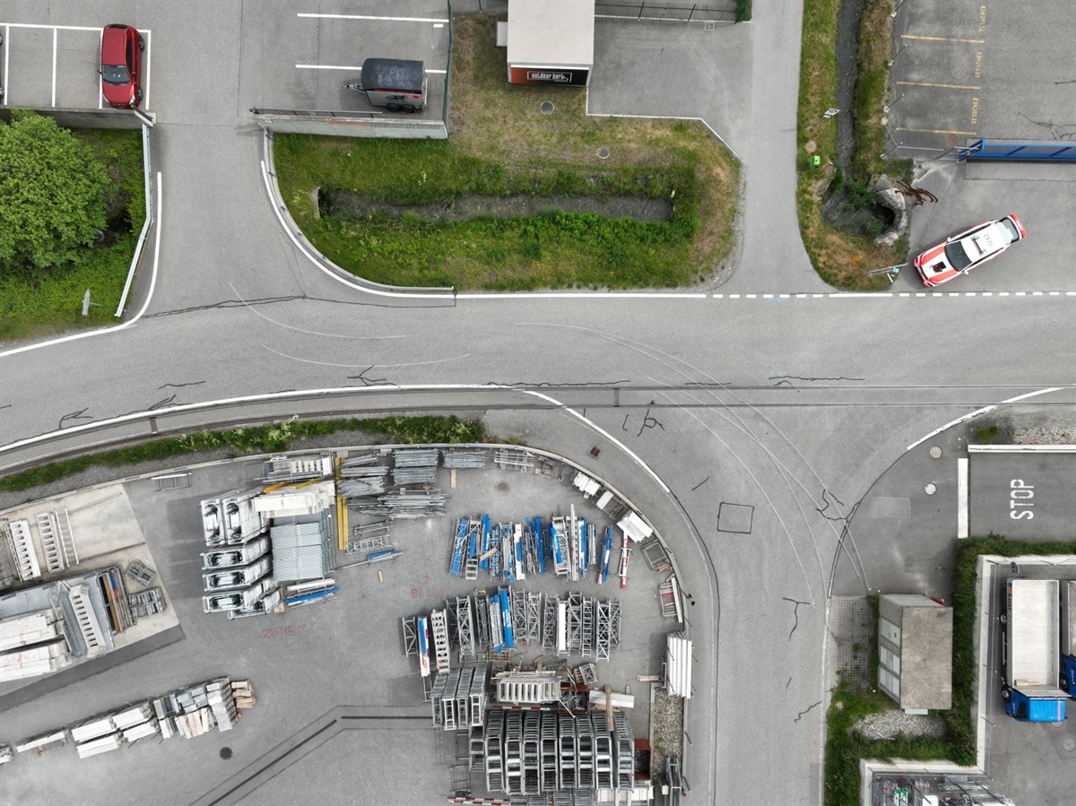 Luftbild mit Reifenspuren auf Industriestrasse