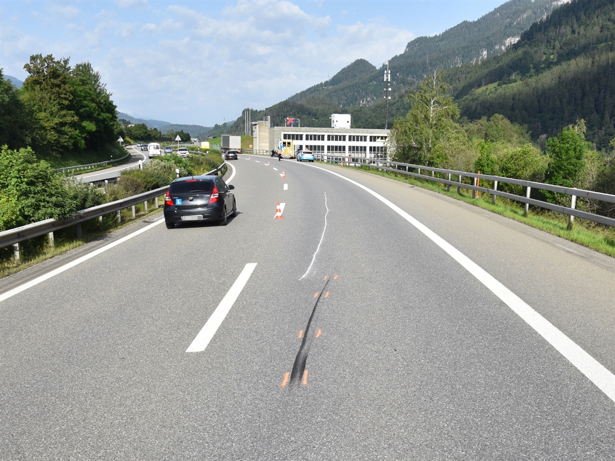 Auf der rechten Spur der Autobahn eine Brems- sowie Schleifspuren. Im Hintergrund das Sattelmotorfahrzeug.