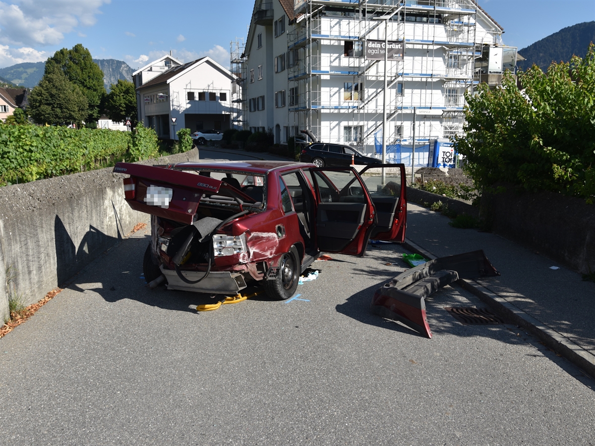 Das total demolierte Auto mitten auf dem Törliweg. Dieser ist von Reben, Büschen und Häusern umgeben.