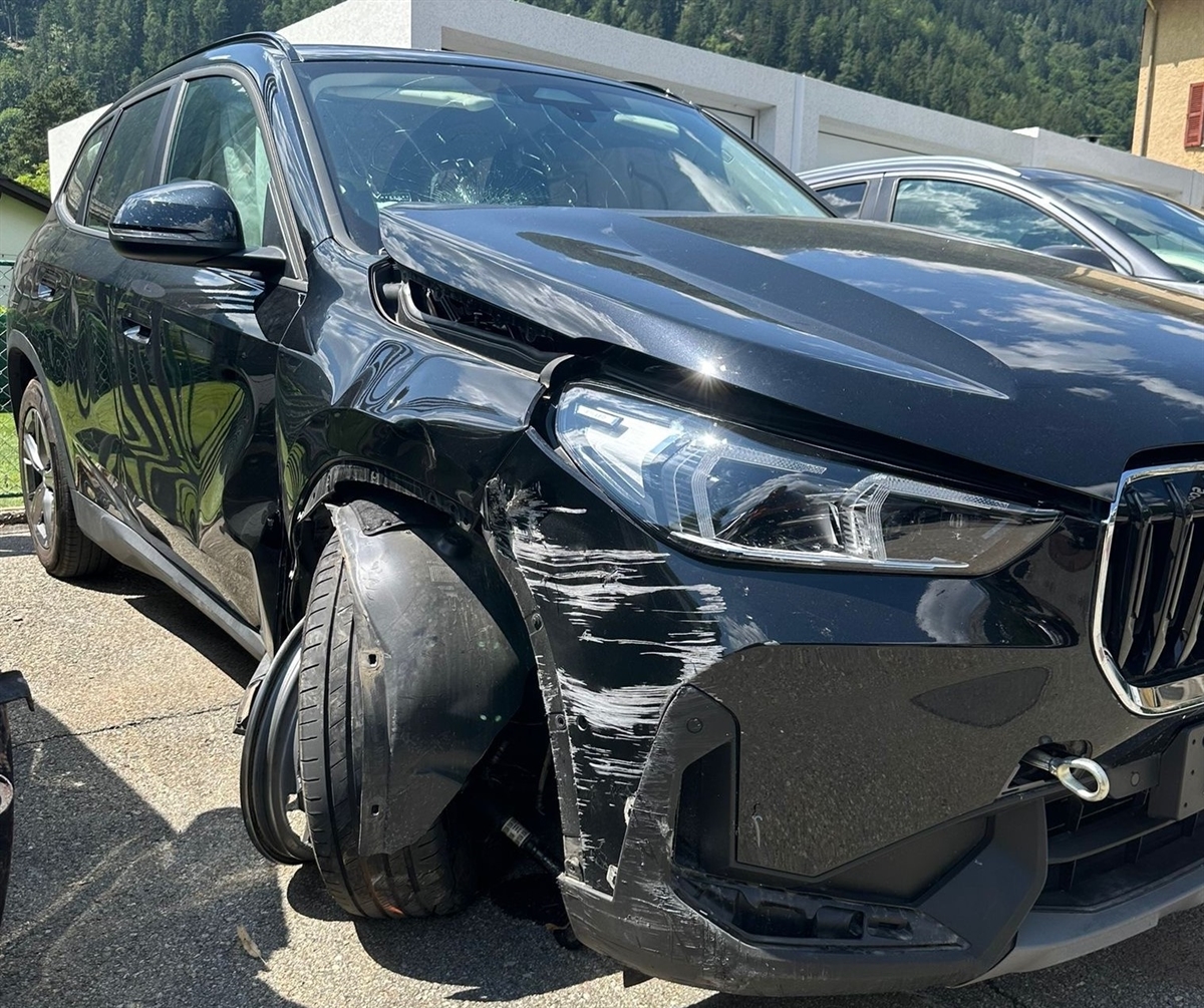 Schadenaufnahme des Autos von schräg vorne. Die rechte Frontpartie ist stark beschädigt und die Felge vorne rechts gebrochen.