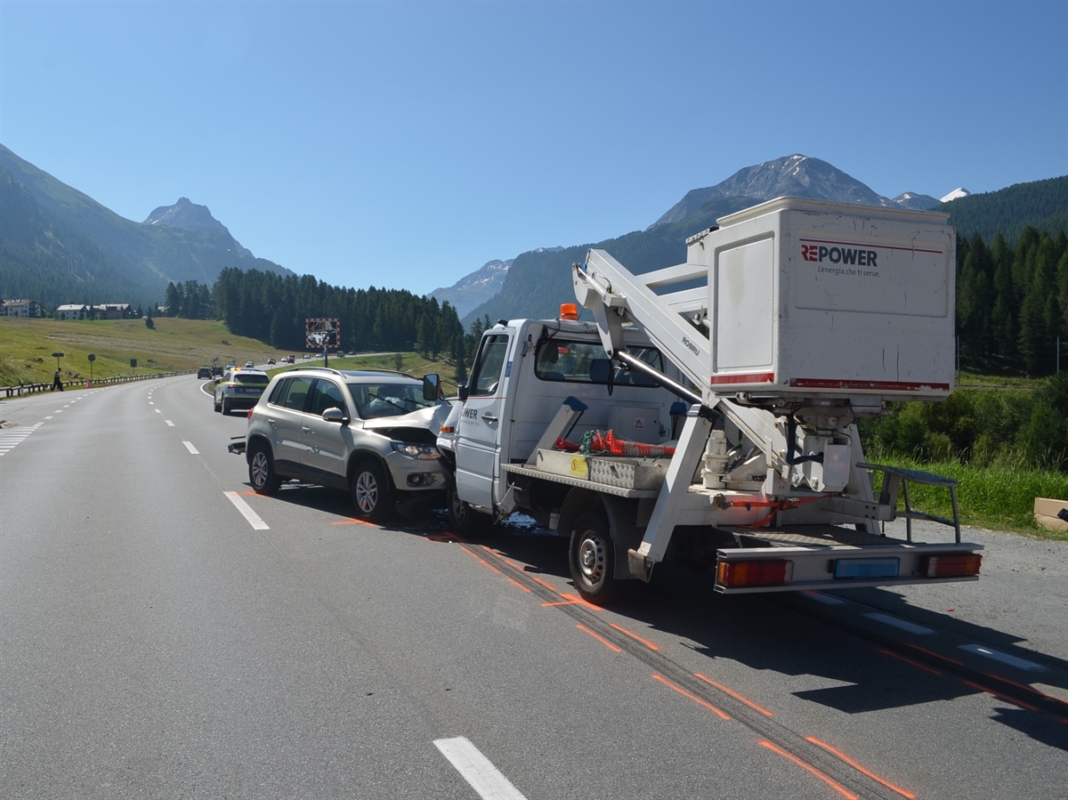 Die Arbeitsmaschine von schräg links hinten. An dessen Front das mit ihr kollidierte Auto. Auf der Strasse Bremsspuren der Arbeitsmaschine.