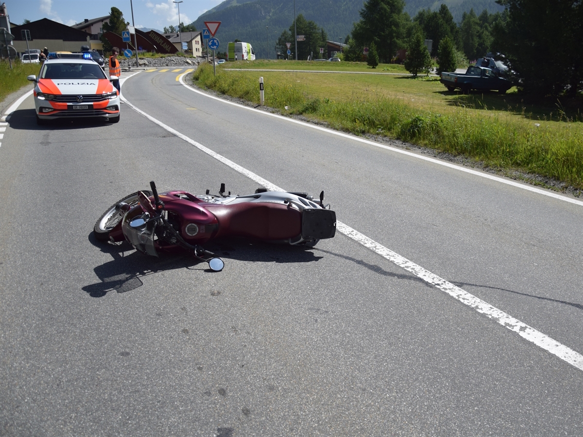 Das Motorrad liegt am Boden. Dahinter ein Polizeiauto und eine Person die den Verkehr regelt.