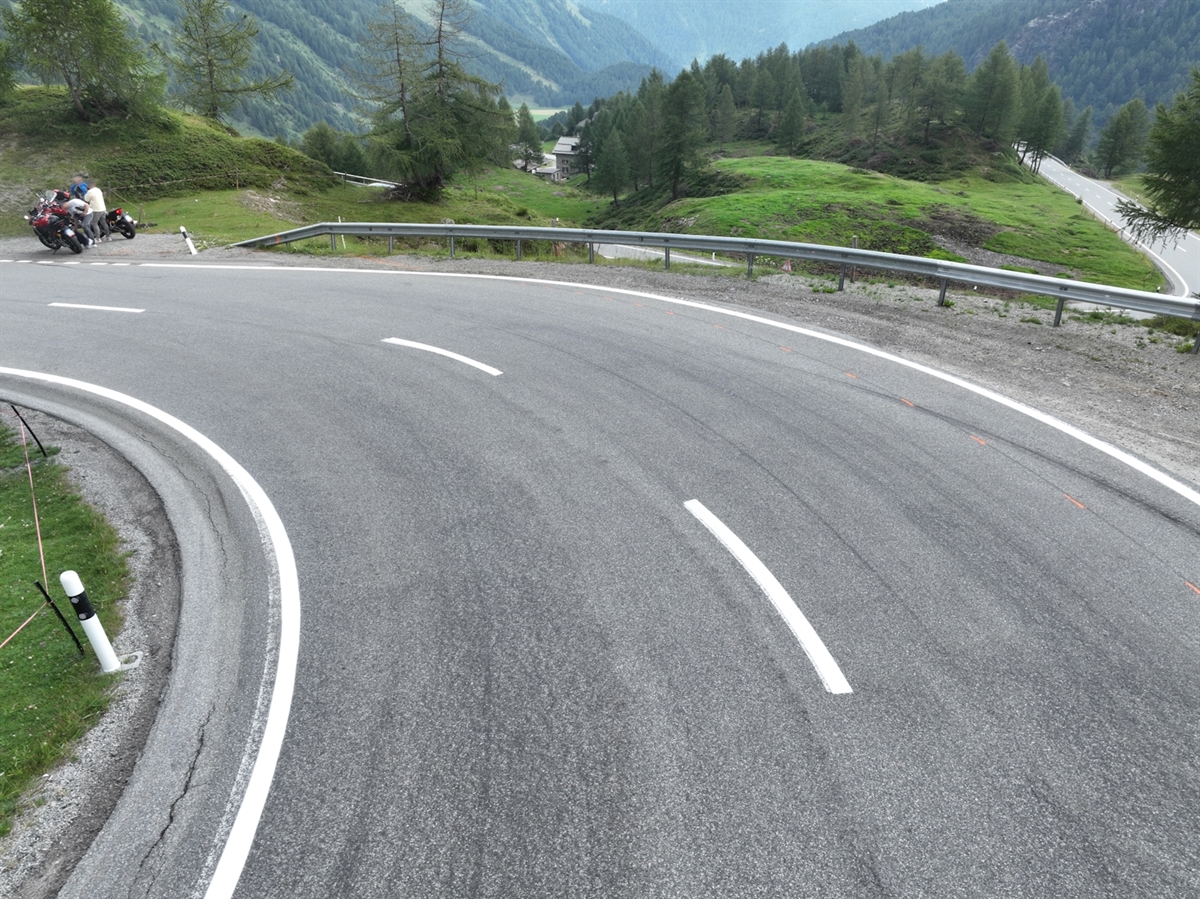 Die Linkskurve in welcher der Motorradfahrer stürzte. Sie ist rechts abgegrenzt durch eine Leitplanke. 