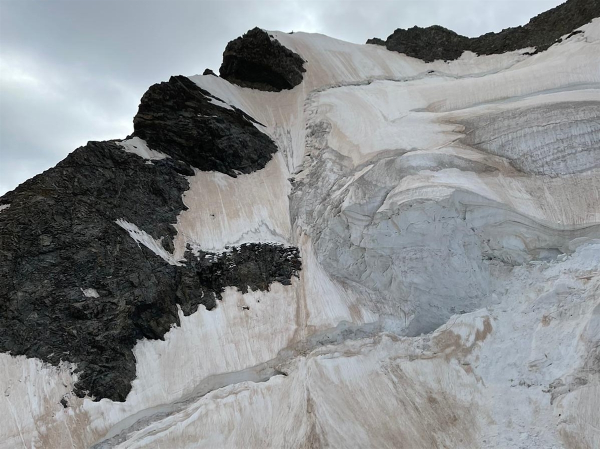 Die schneebedeckte Ostflanke Spallagrat im Berninagebiet