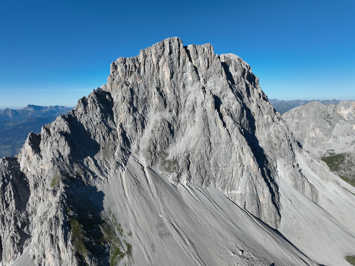 Sulzfluhmassiv mit blauem Himmel