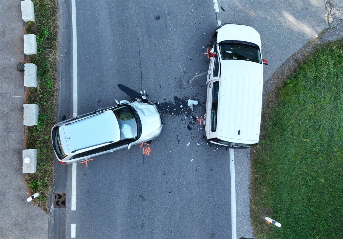 Unfallaufnahme aus der Luft, zwei Autos auf der Strasse von oben