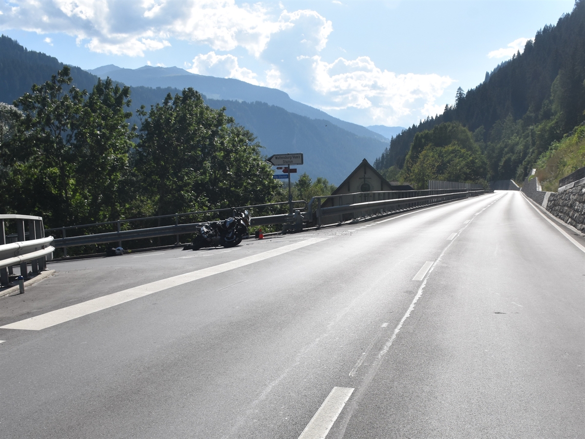 Die Oberalpstrasse in Fahrtrichtung Trun gesehen. Auf der linksseitigen Zufahrt zum Bahnhof liegt das Motorrad