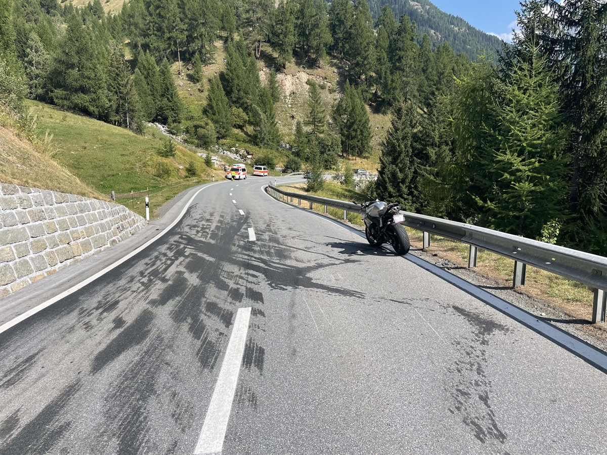 Strassenverlauf im Bereich der Unfallstelle auf der Hauptstrasse H27 in Zernez. Rechts am Fahrbahnrand ist das bereits wieder aufgestellte Motorrad des 44-Jährigen zu erkennen.