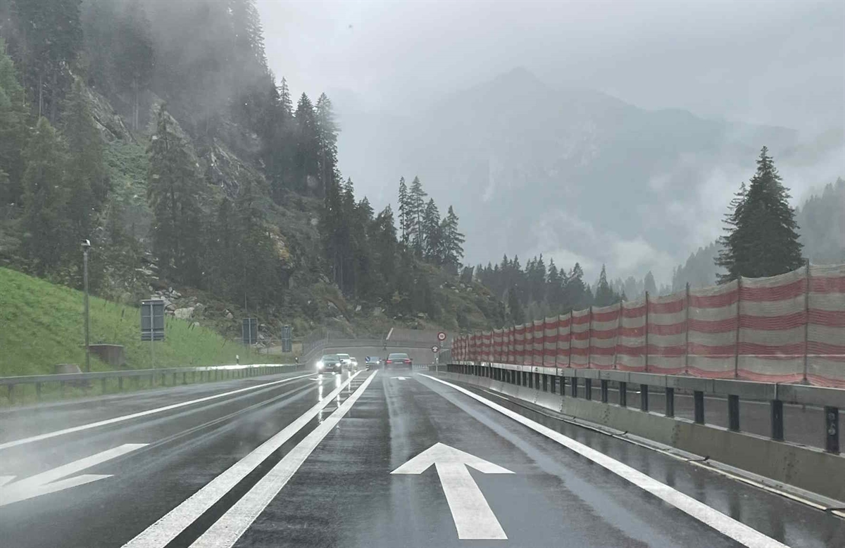 Übersichtsbild der Autostrasse A13 in Fahrtrichtung San Bernardino. Nord- und Südspur mittels doppelte Sicherheitslinie getrennt. Weiter hinten sieht man die Mittelleitplanke, die die beiden Spuren trennen.