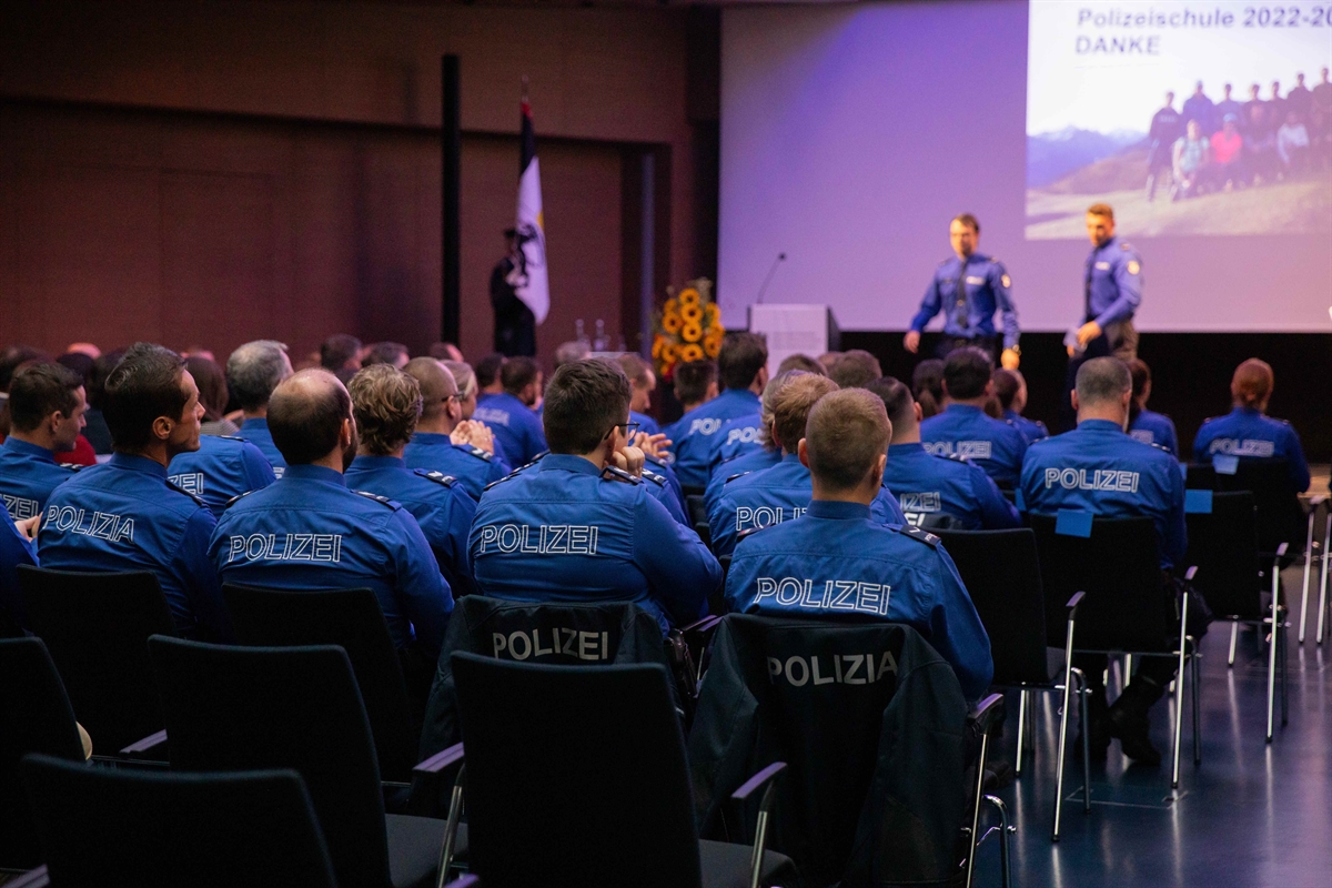 Saal mit zu Vereidigenden von hinten, zwei laufen vom Podium