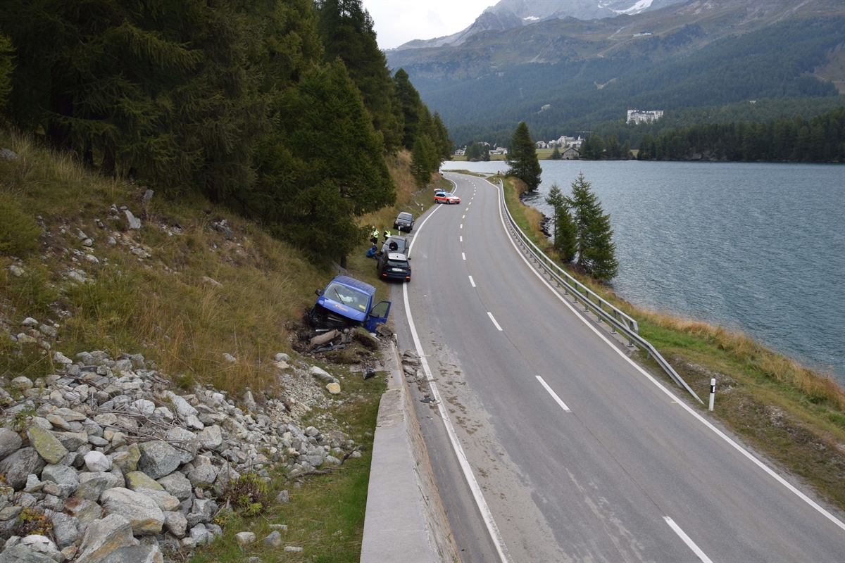 Auto in der Stützmauer gestoppt von oben gesehen