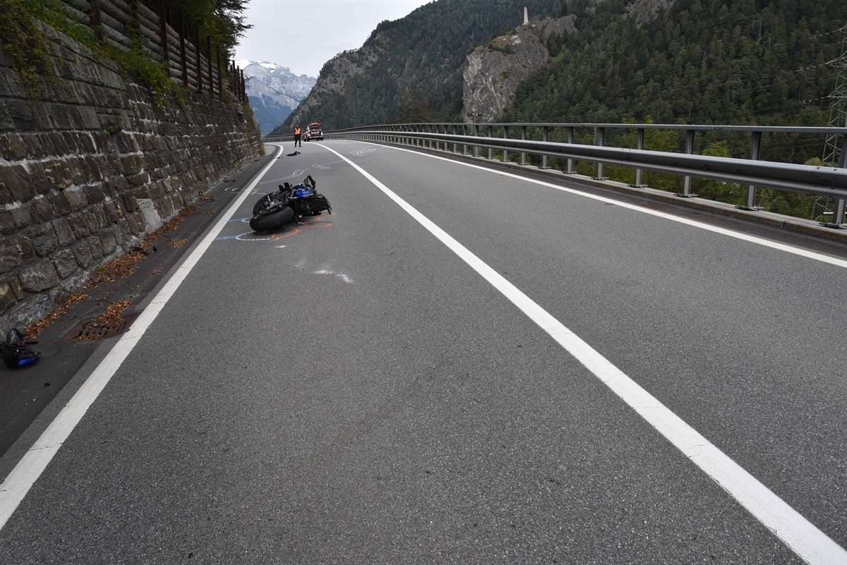 Strassenverlauf der Unfallstelle. Endlage des beschädigten Motorrades.