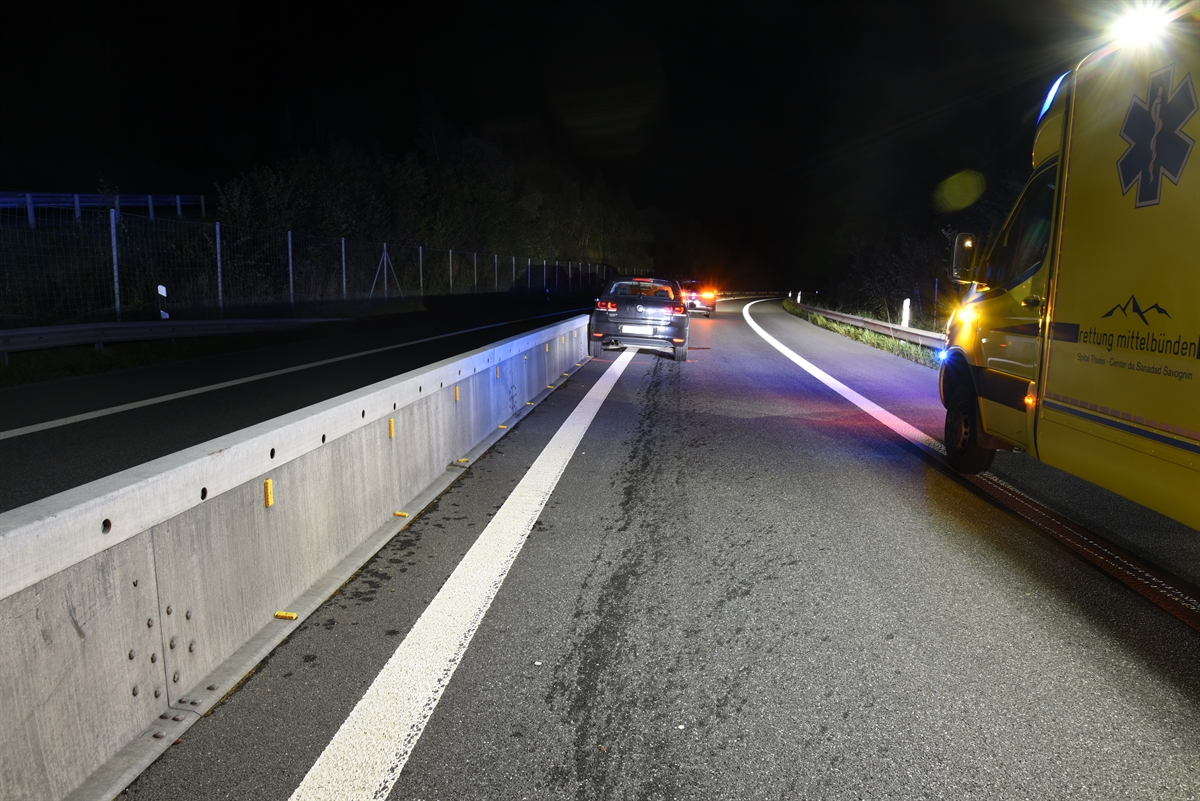 Personenwagen total beschädigt steht an einer Leitplanke, hinten steht das Rettungsfahrzeug der Sanität