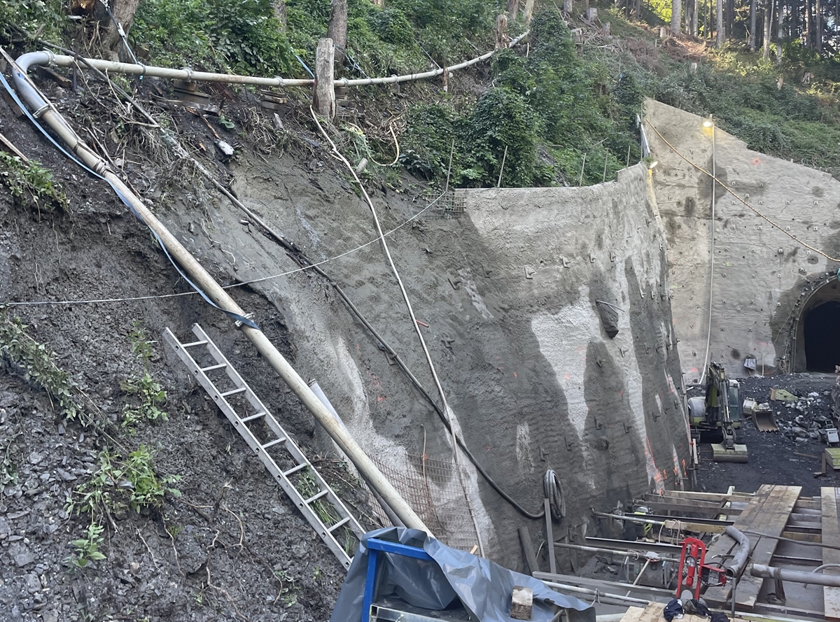 Betonleitung führt über Hang zum Tunnel hinunter