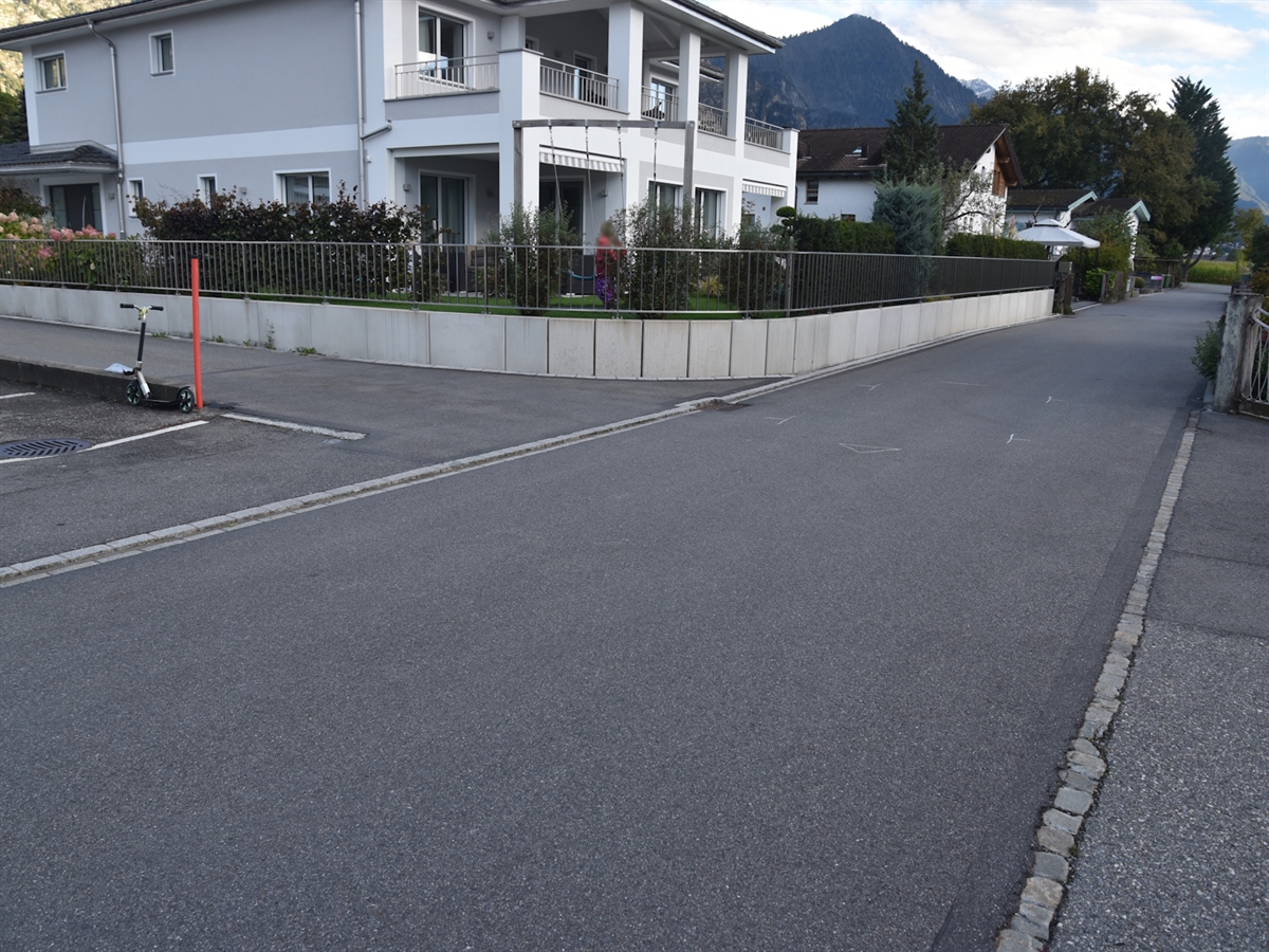 Die Unfallstelle mit der Quartierstrasse links und der Sonnmattstrasse rechts. Bei der Quartierstrasse steht an einer Mauer angelehnt der Scooter vom 7-Jährigen.