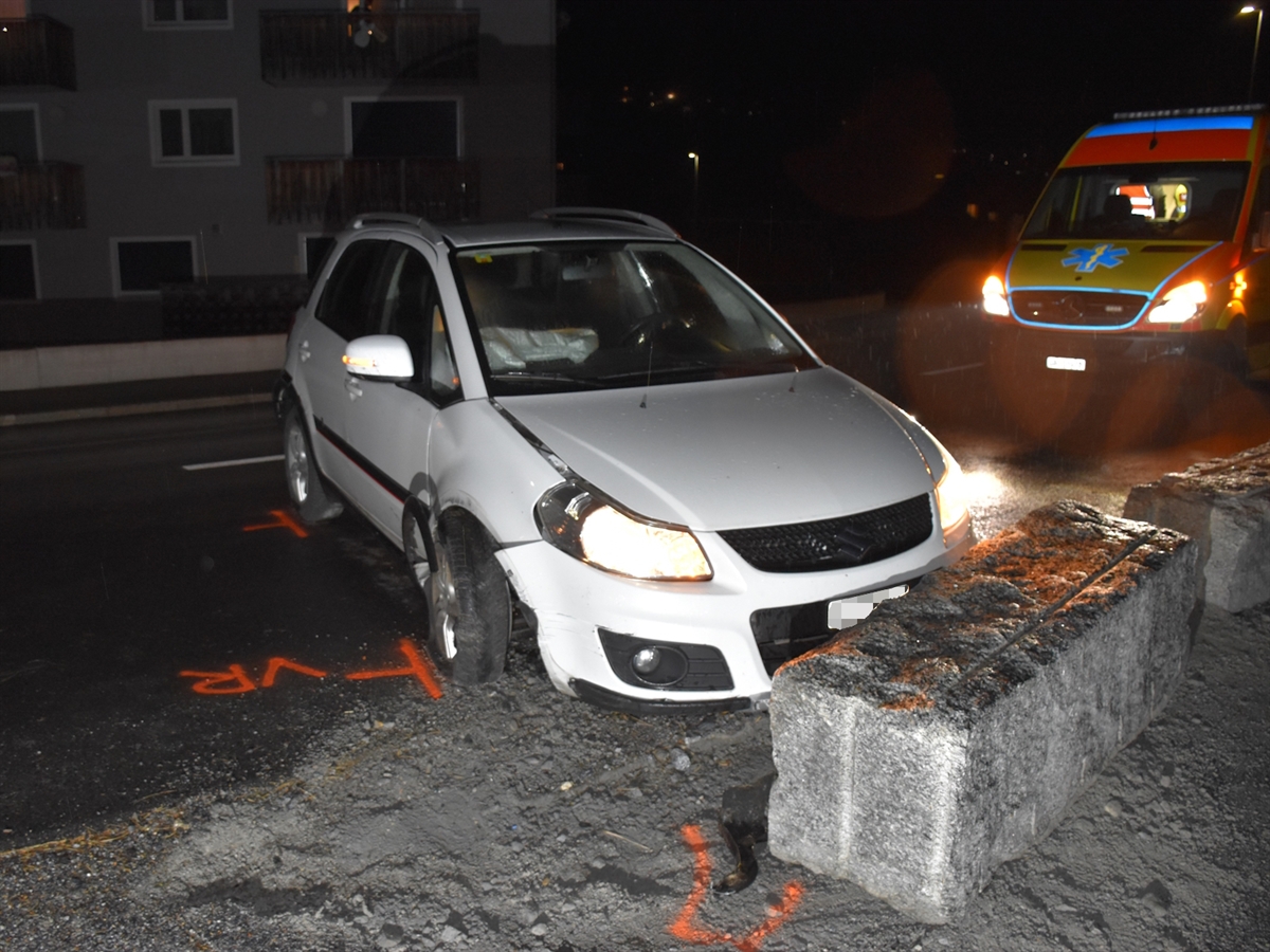 Der an der Front beschädigte Kleinwagen steht an am verschobenen Blockstein. Rechts davon ein Rettungswagen. 