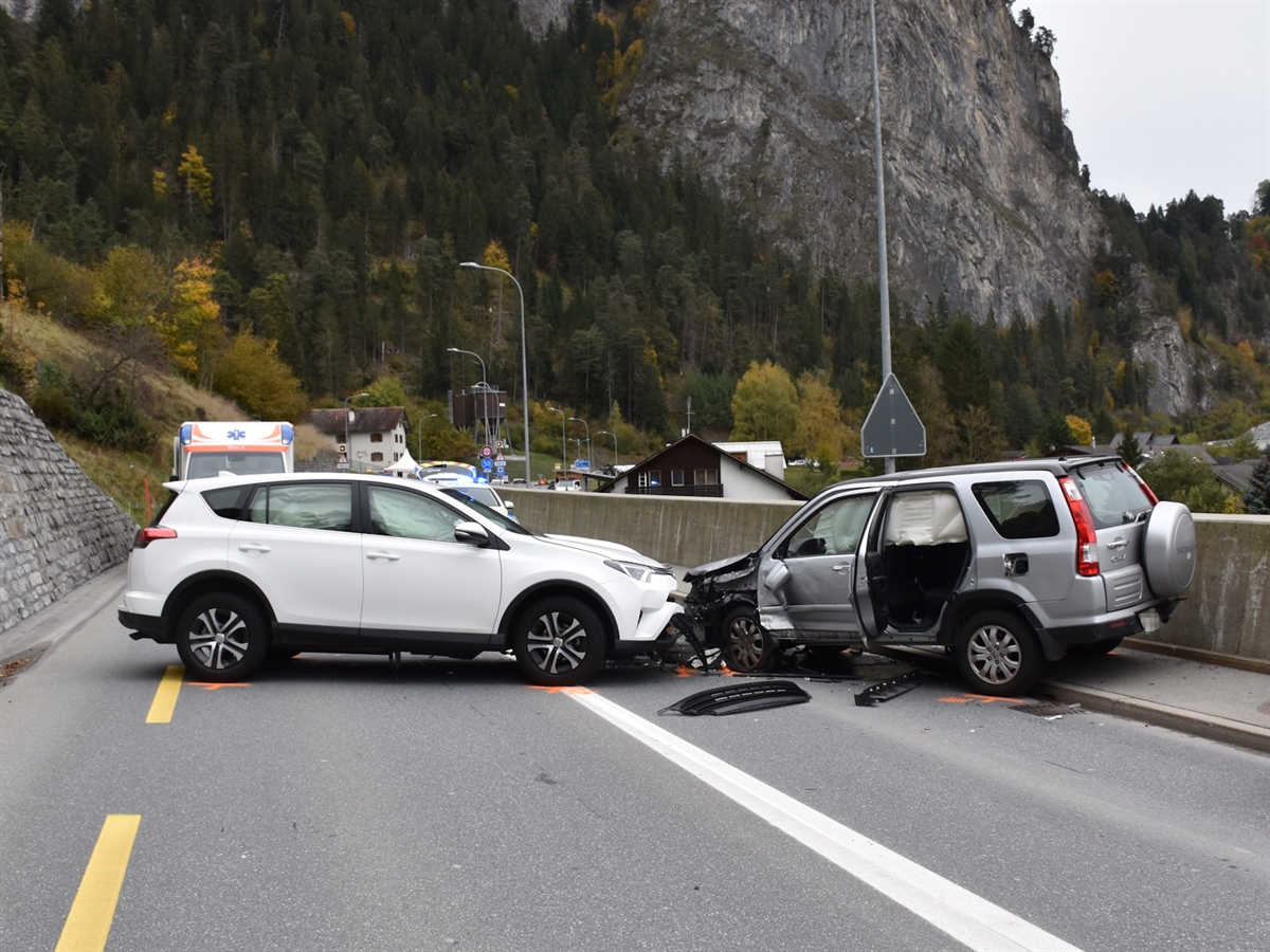 Die beiden Autos von der Frontalkollision stehen quer zur Fahrbahn. Dadurch war die Oberalpstrasse während 1 ½ Stunden gesperrt.