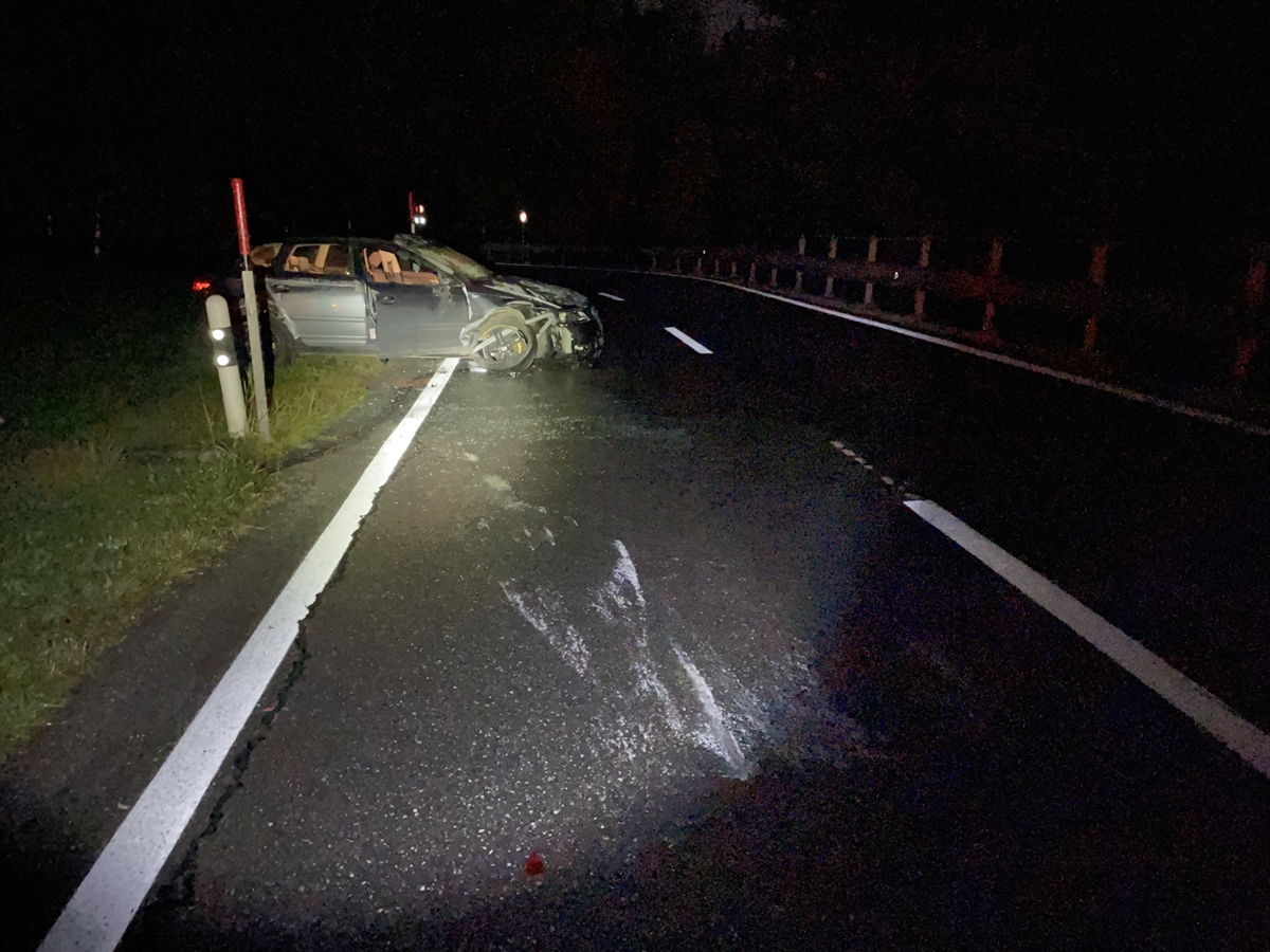 Nachtaufnahme vom Unfallauto auf der Talspur der Klosterserstrasse. Das Heck ragt in das Wiesland links neben der Fahrbahn. Auf der Strasse sind Kratzspuren ersichtlich.