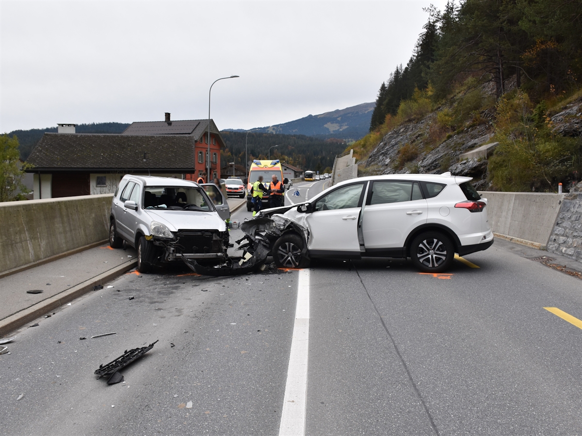 Die beiden Autos von der Frontalkollision stehen quer zur Fahrbahn. Dadurch war die Oberalpstrasse während 1 ½ Stunden gesperrt.