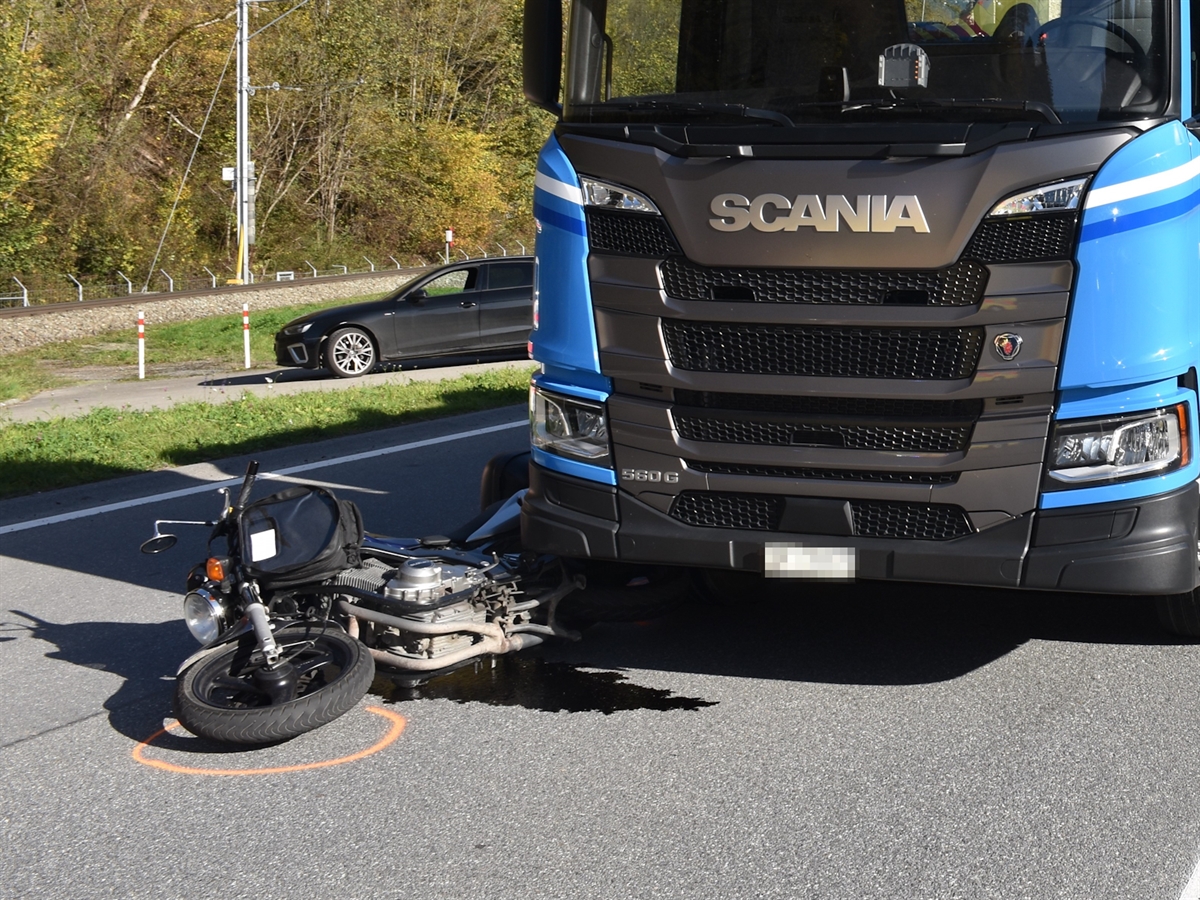 Das Motorrad liegt links neben dem Lastwagen auf der Fahrbahn. Das Gesamtbild ist herbstlich eingefärbt.