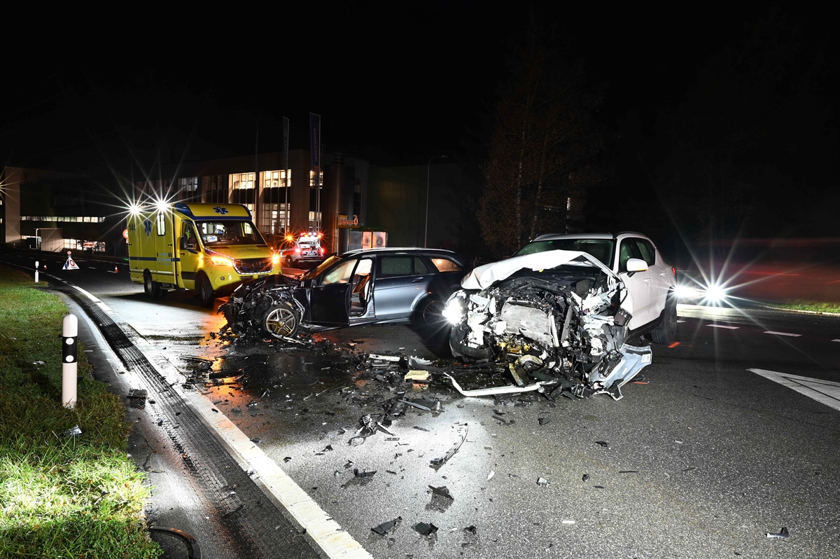 Zwei total beschädigte Fahrzeuge in der Dunkelheit