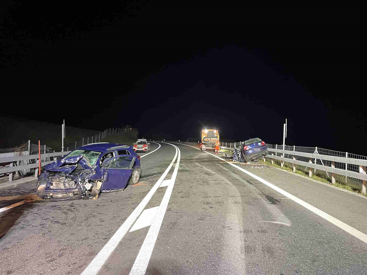 Unfallsituation der beiden totalbeschädigten Personenwagen auf der A13 bei Andeer. 