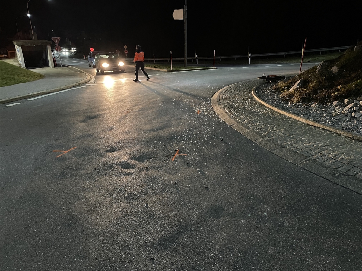 Aufnahme im Verkehrskreisel. Die Endlage des Autos ist eingezeichnet, am Boden Splitterwurf einer Autoscheibe.