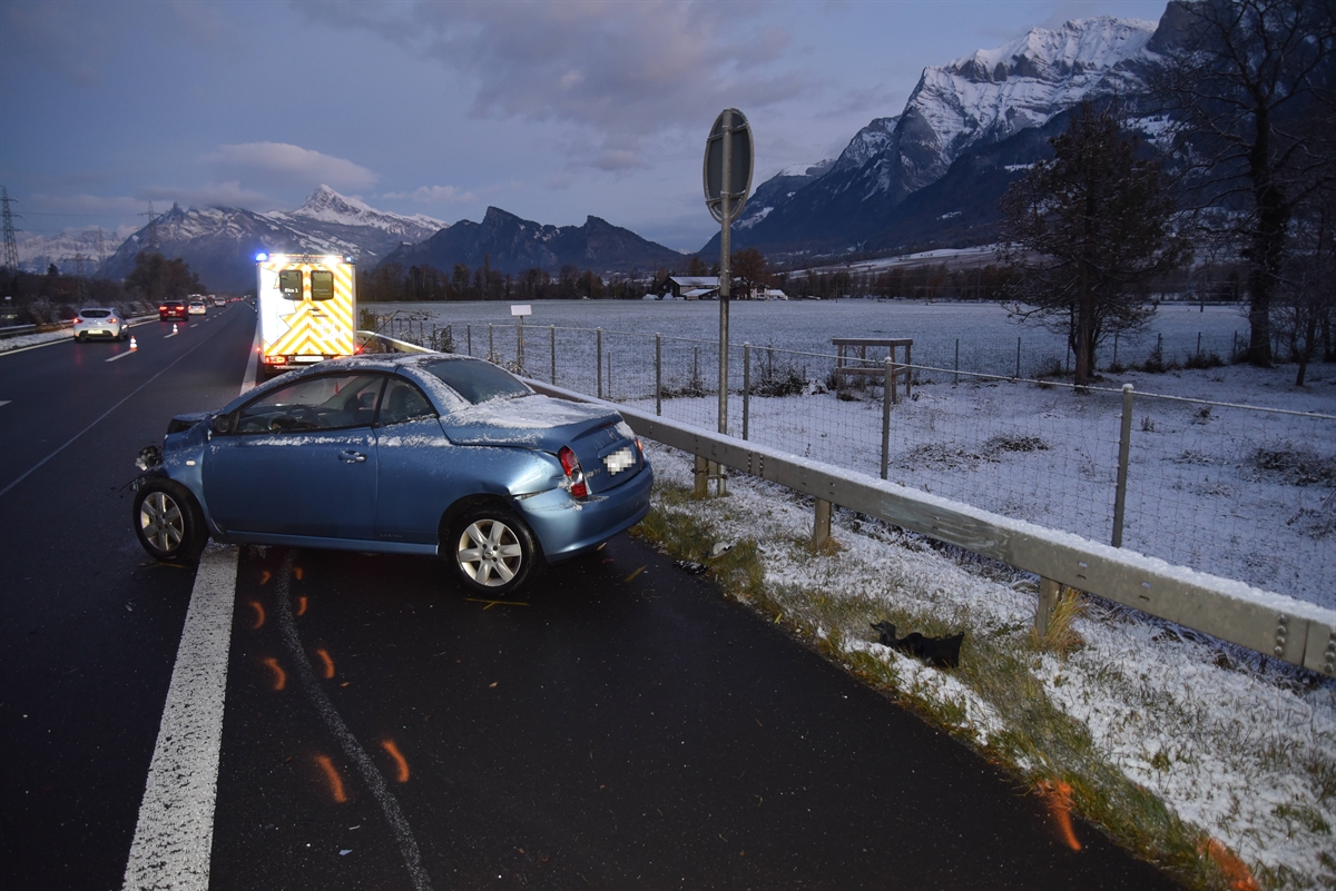 Unfallauto auf der Leitplanke, Ambulanzfahrzeug, Blick Richtung Falknis