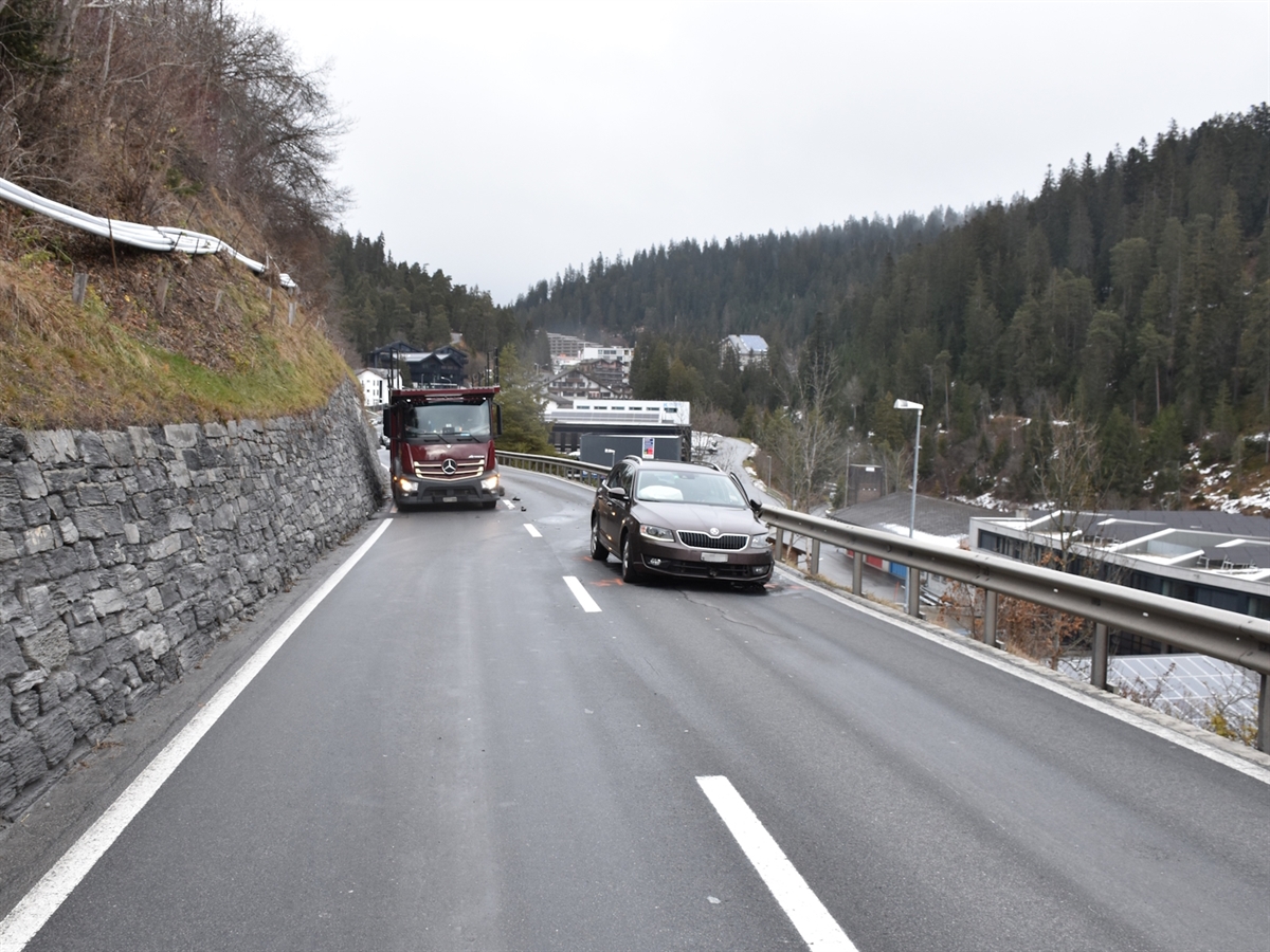 Blick von vorne auf das Auto des 71-Jährigen, links davon der Lastwagen von vorne.