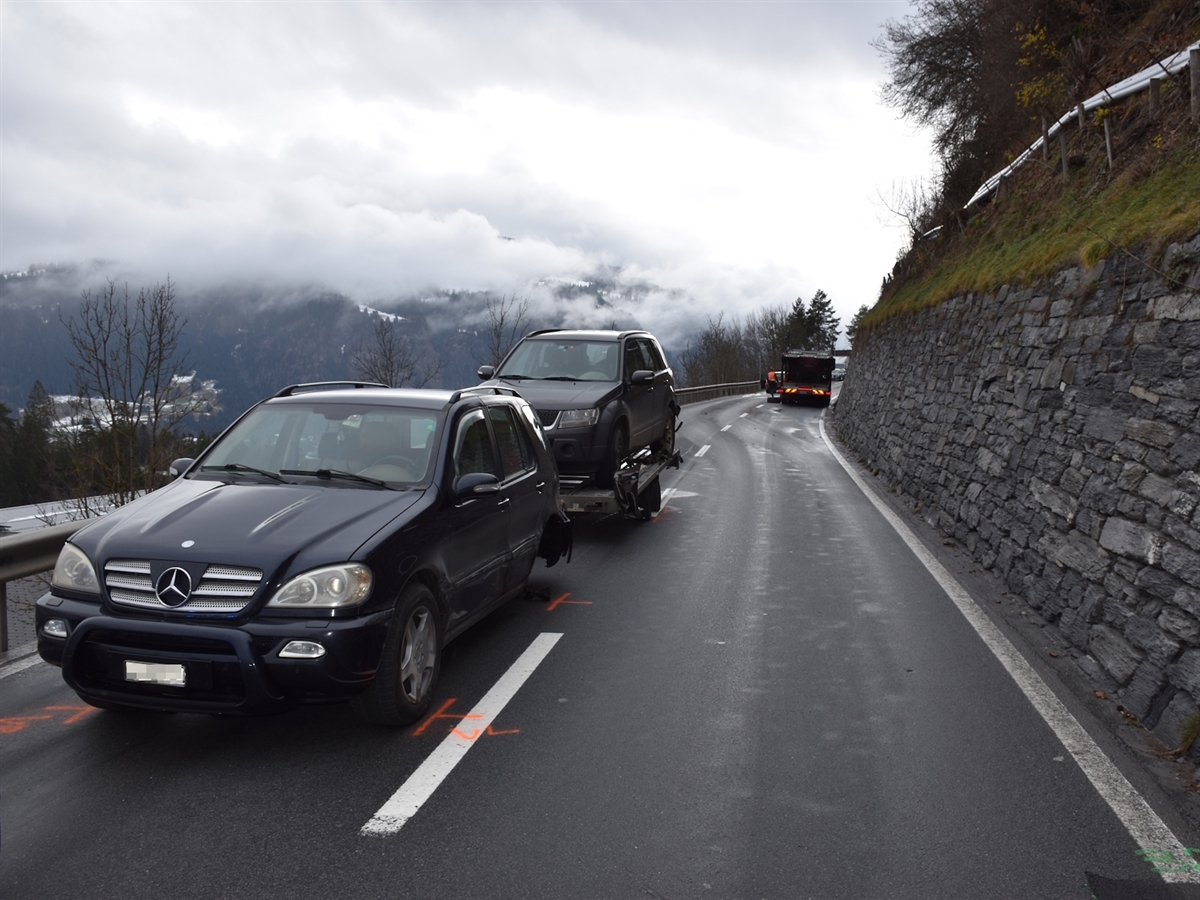 Blick von vorne auf die Anhängerkombination, rechts davon der Lastwagen von hinten.