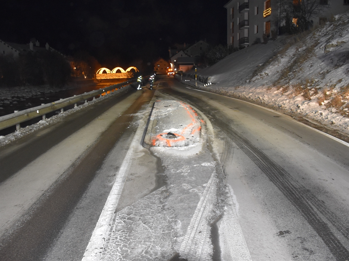 Die Verkehrsinsel Mitten in der Fahrbahn der Engadinerstrasse. Im Hintergrund sind Mitarbeiter des Tiefbauamtes die Fahrbahn am Reinigen