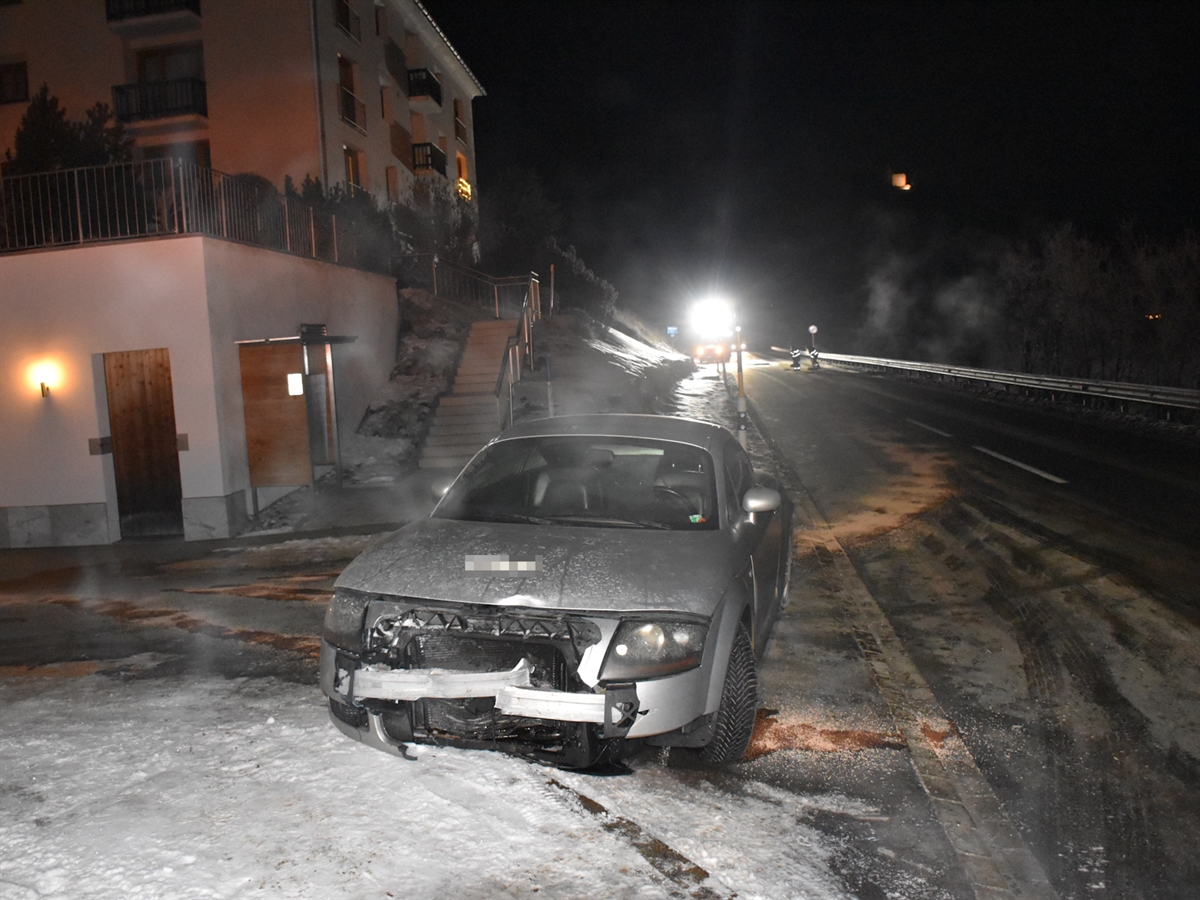 Das beschädigte Auto steht vor einem Haus an der Engadinerstrasse