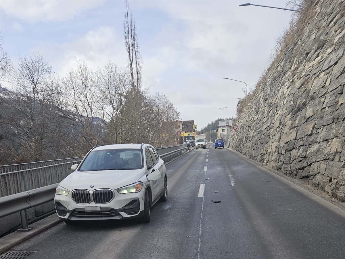 Im Vordergrund ein weisses Auto, welches an der linken Front beschädigt ist. Im Hintergrund das gesuchte weitere Auto.