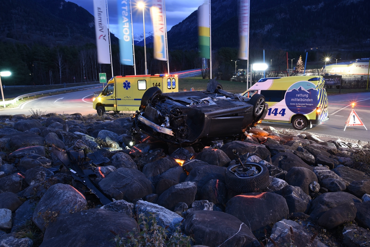 Auto auf dem Dach in den Steinen des Kreisels, zwei Ambulanzen