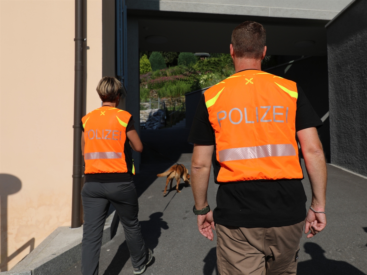 Ein Personenspürhund in einem Wohngebiet im Einsatz.