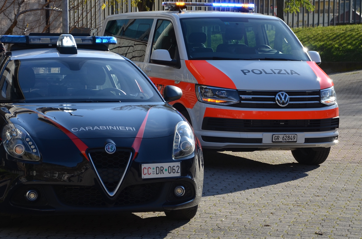 Ein Patrouillenwagen der Carabinieri und einer der Kantonspolizei Graubünden.