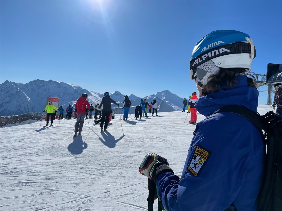 Ein Alpinpolizist beobachtet das Treiben auf der Skipiste