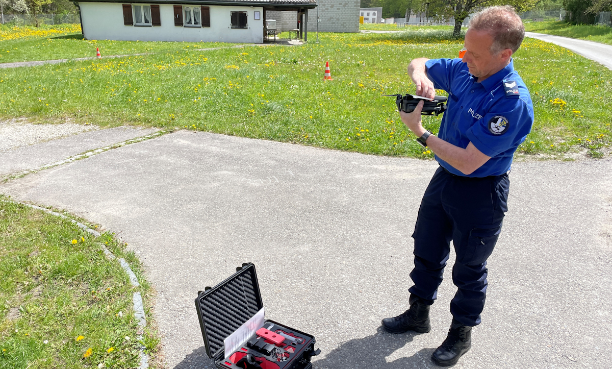 Ein Teilnehmer bereitet eine Drohne für einen Übungsflug vor