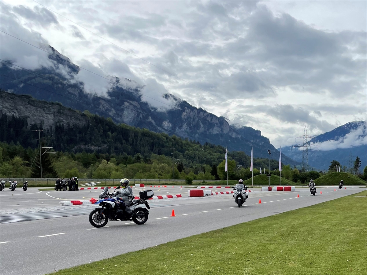 Vier Motorräder umfahren Leitkegel (Slalom-Parcours).